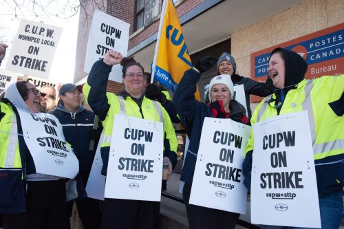 SVJETLANA MLINAREVIC THE CARILLON
Canadian postal workers in Steinbach cheer as cars drive by honking their support for the workers who are on strike across the country on Nov. 15, 2024. About 55,000 wokers are on strike for better wages, safer working conditions, and other improvements over nearly a year of bargaining.