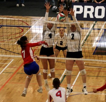 The Providence Pilots men's and women's teams took care of business against St Boniface Nov. 9 in Niverville, with both teams coming out with victories. (Cassidy Dankochik The Carillon)